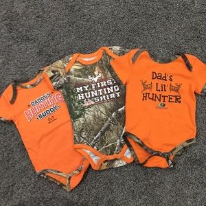 Camo onesie lot 6-9 months